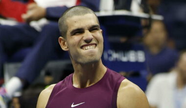 Alcaraz, nuovo look da marine con capelli rasati a zero. Agli Us Open batte all'esordio Opelka in 3 set