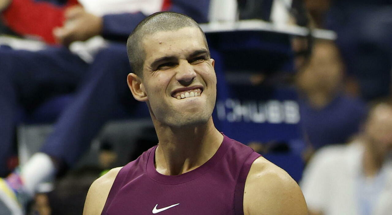 Alcaraz, nuovo look da marine con capelli rasati a zero. Agli Us Open batte all'esordio Opelka in 3 set