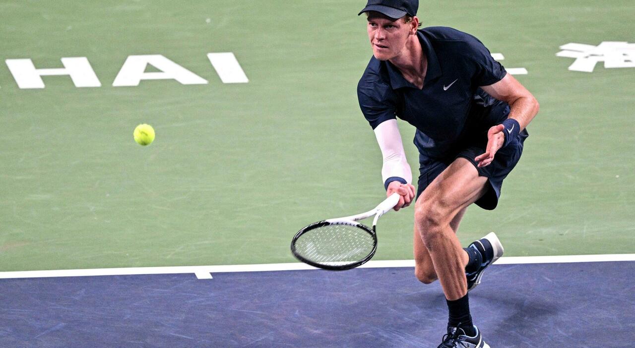 Sinner batte Tsitsipas 6-2 6-3 e conquista la semifinale del Six Kings Slam. Sfiderà Djokovic
