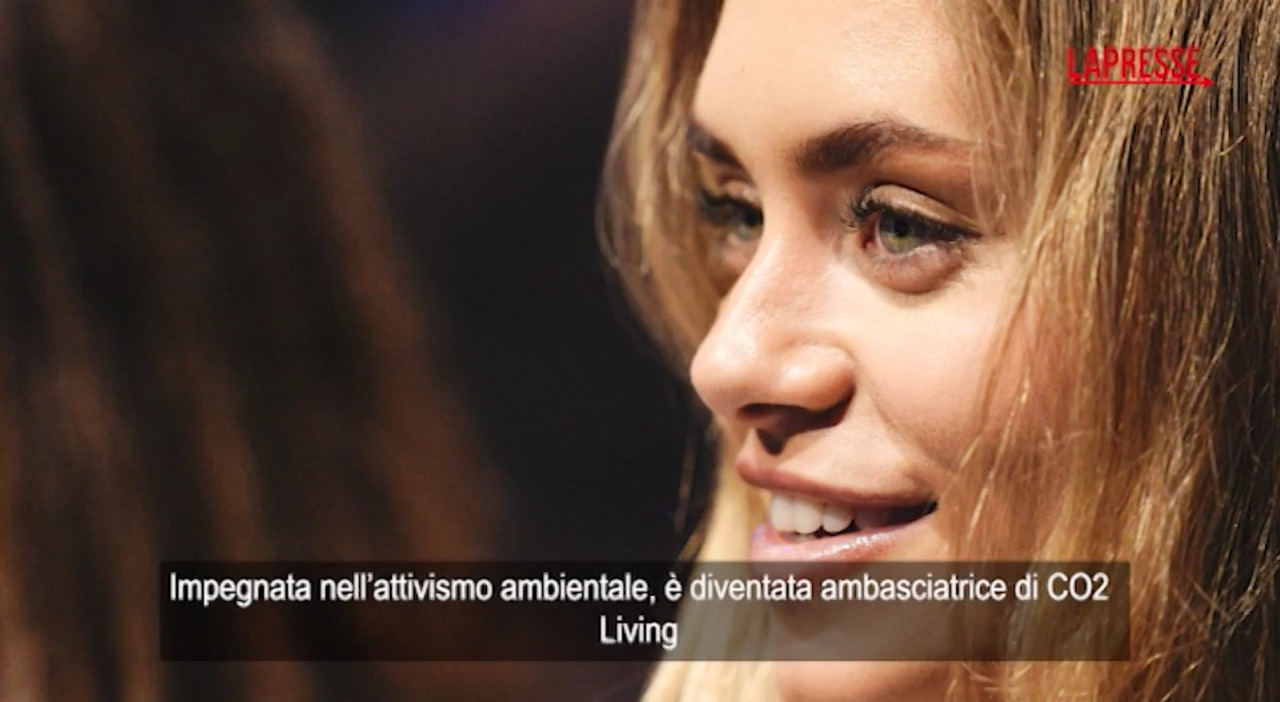 Sinner, la fidanzata Laila Hasanovic ruba gli occhi dei tifosi alle Atp Finals di Torino VIDEO