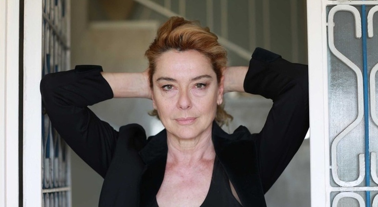 Monica Guerritore, la morte della mamma, il tumore al seno, l'amore per Roberto Zaccaria, lo scontro con Francesca Fagnani: «È disinformazione»