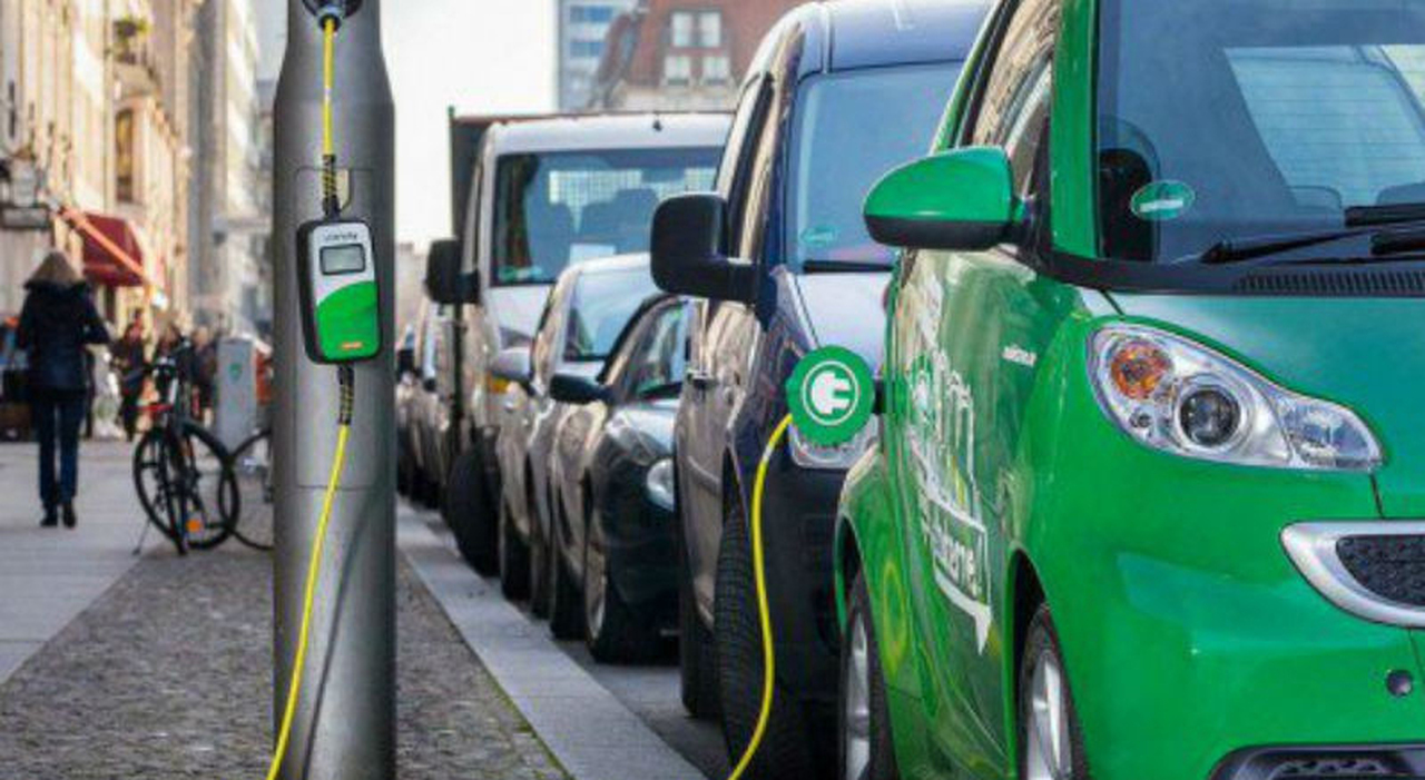 Bollo auto 2026, esenzioni in arrivo. Reddito basso e veicoli elettrici o ibridi: chi non paga