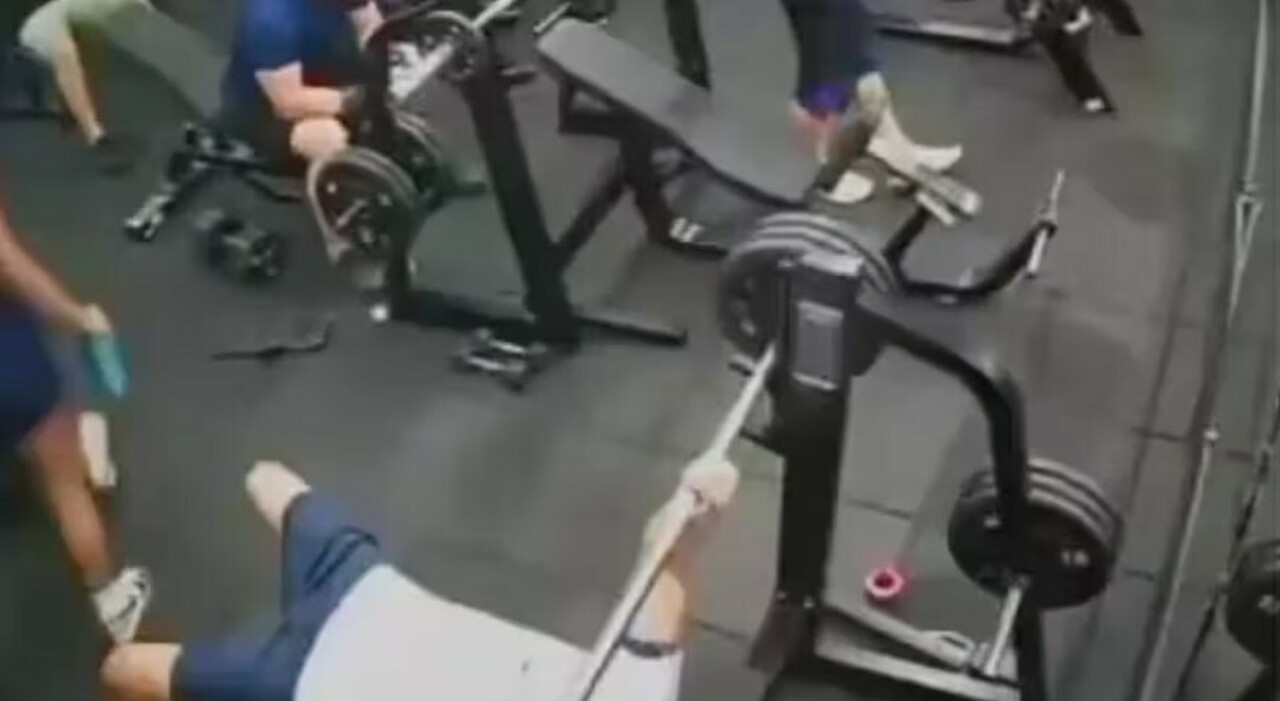 Muore a 55 anni in palestra, il bilanciere scivola e lo colpisce al petto: fatale la «presa suicida»