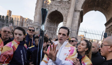 la folla di fan al Colosseo canta a squarciagola le sue canzoni più famose