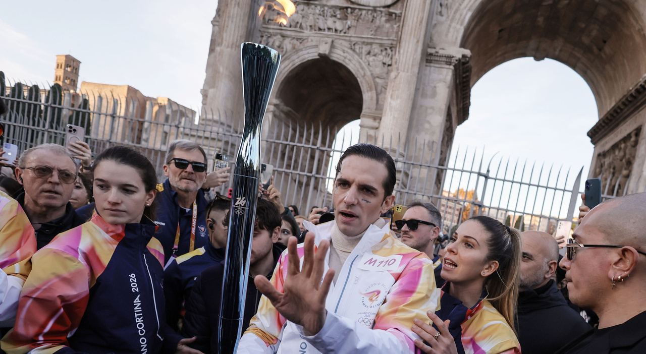 la folla di fan al Colosseo canta a squarciagola le sue canzoni più famose