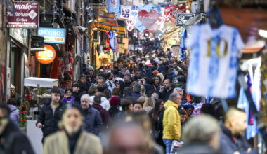 Napoli, un fiume straripante di turisti invade la città per il weekend dell'Immacolata