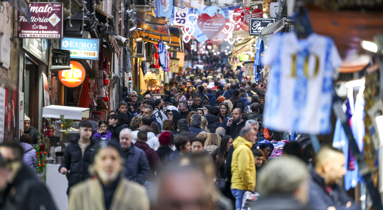 Napoli, un fiume straripante di turisti invade la città per il weekend dell'Immacolata