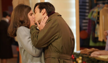 Mario bacia Caterina in pubblico