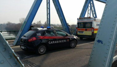 i carabinieri salvano la 42enne sulla Romea ed evitano la tragedia