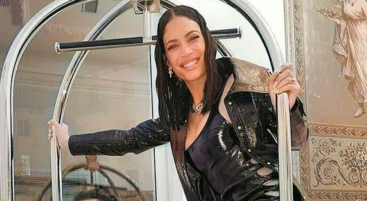 Elodie riparte da Ancona. La cantautrice romana ha scelto il PalaPrometeo per la data zero del tour che partirà nel 2027