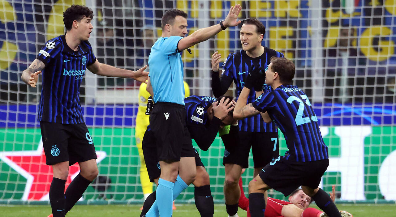 la decisione dell'arbitro e la chiamata del Var, cosa è successo