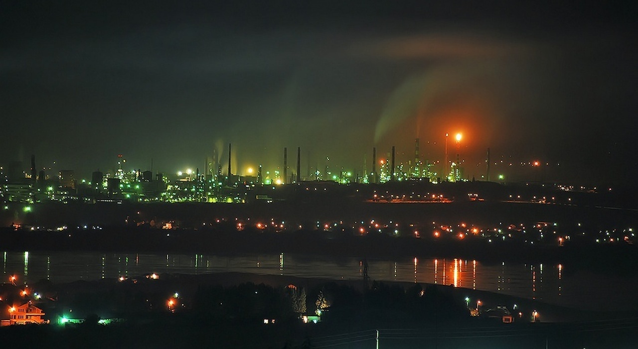 Guerra ucraina, i droni esca su Mosca prima del maxi attacco in Russia: colpite raffinerie, aeroporti militari e una piattaforma Mar Caspio - Il Messaggero