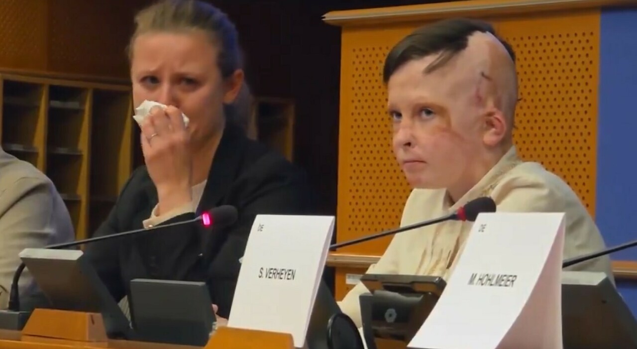 Roman racconta gli orrori della guerra in Ucraina e l'interprete scoppia in lacrime