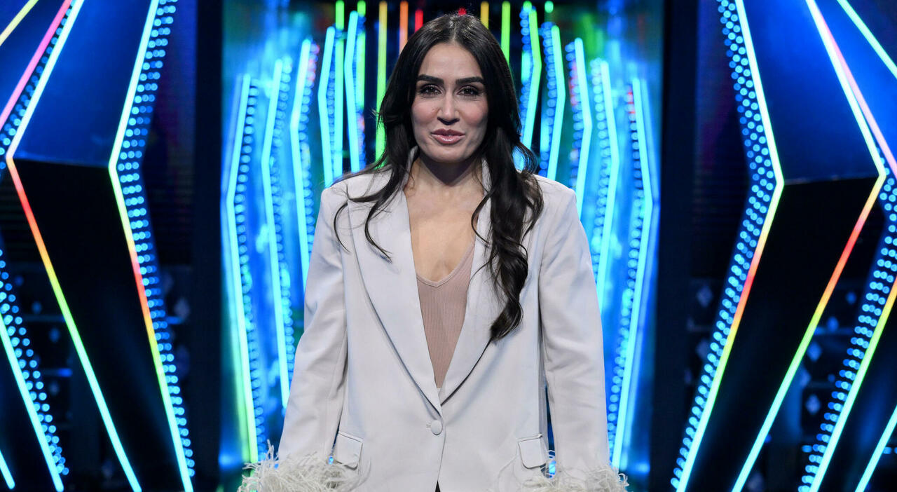 Manola Moslehi, chi è la cantante di origini iraniane. Sanremo, Amici, l'esperienza in radio, il coming out e la cicatrice sul ventre