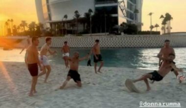 Sinner in spiaggia a Dubai, il remake di “Tre Uomini e una gamba”. E Vagnozzi para come Donnarumma