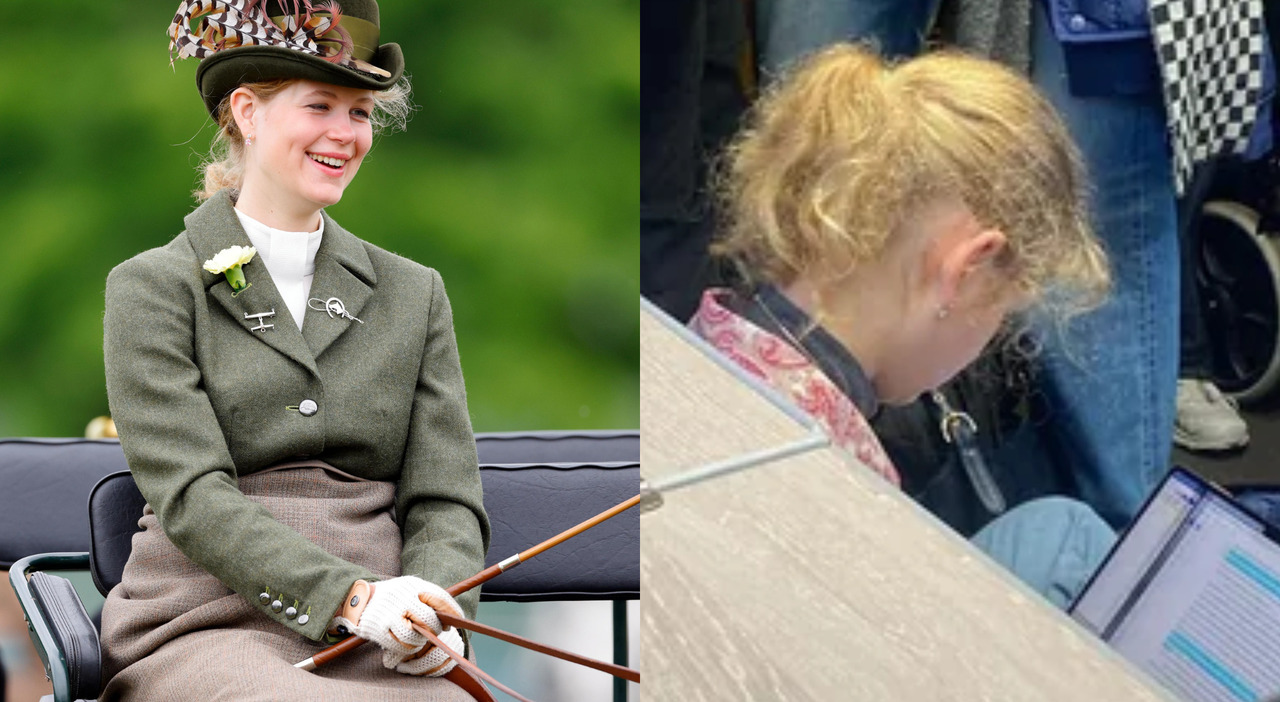 Lady Louise Windsor, la nipote di re Carlo seduta a terra su un treno per Bristol: la foto &egrave; virale