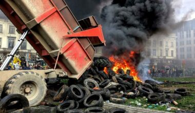 Bruxelles, protesta degli agricoltori dopo lo stop al Mercosur: scontri con la polizia, lanciati lacrimogeni