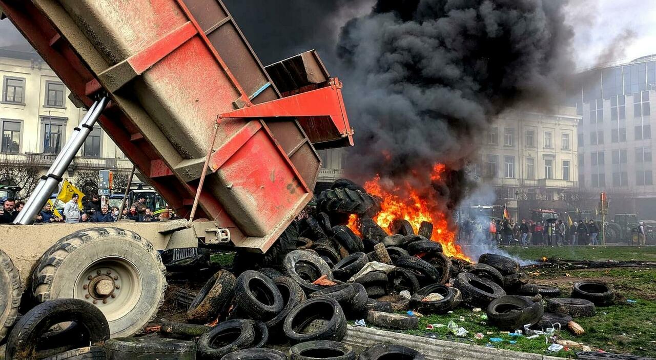Bruxelles, protesta degli agricoltori dopo lo stop al Mercosur: scontri con la polizia, lanciati lacrimogeni