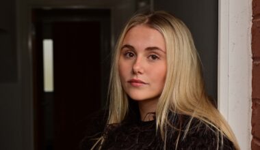 Il capo le dà uno schiaffo sul sedere, poi si scusa: «Memoria muscolare». Lei lo denuncia: risarcita con 74mila euro