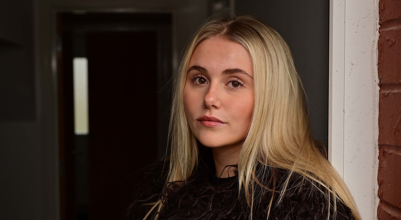 Il capo le dà uno schiaffo sul sedere, poi si scusa: «Memoria muscolare». Lei lo denuncia: risarcita con 74mila euro