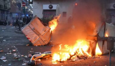 bottiglie contro le forze dell'ordine, idranti e lacrimogeni