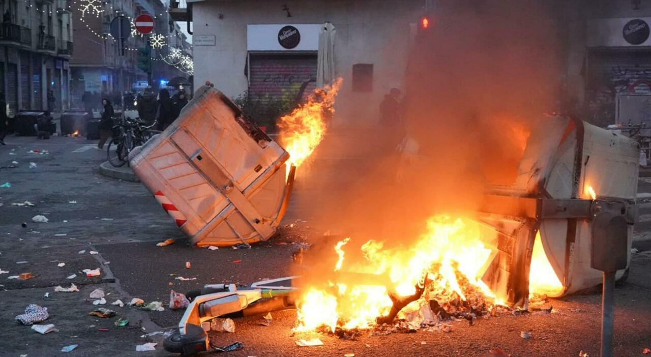 bottiglie contro le forze dell'ordine, idranti e lacrimogeni