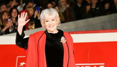 «Papà si è suicidato quando avevo 14 anni, mamma non voleva che cantassi. Il tumore? Ho avuto una recidiva ma sto bene»