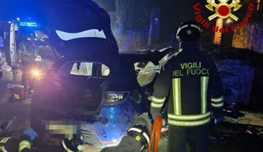 è rimasto incastrato tra le lamiere. Feriti due coetanei e una 17enne che erano con lui