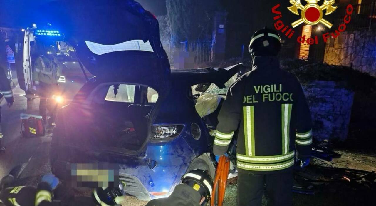 è rimasto incastrato tra le lamiere. Feriti due coetanei e una 17enne che erano con lui