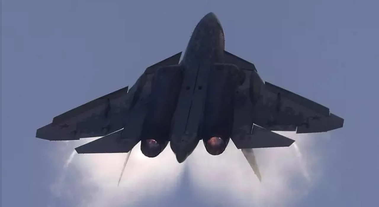 Caccia russo Sukhoi Su-57, primo volo con motore di quinta generazione. &laquo;Velocit&agrave; di crociera supersonica&raquo;
