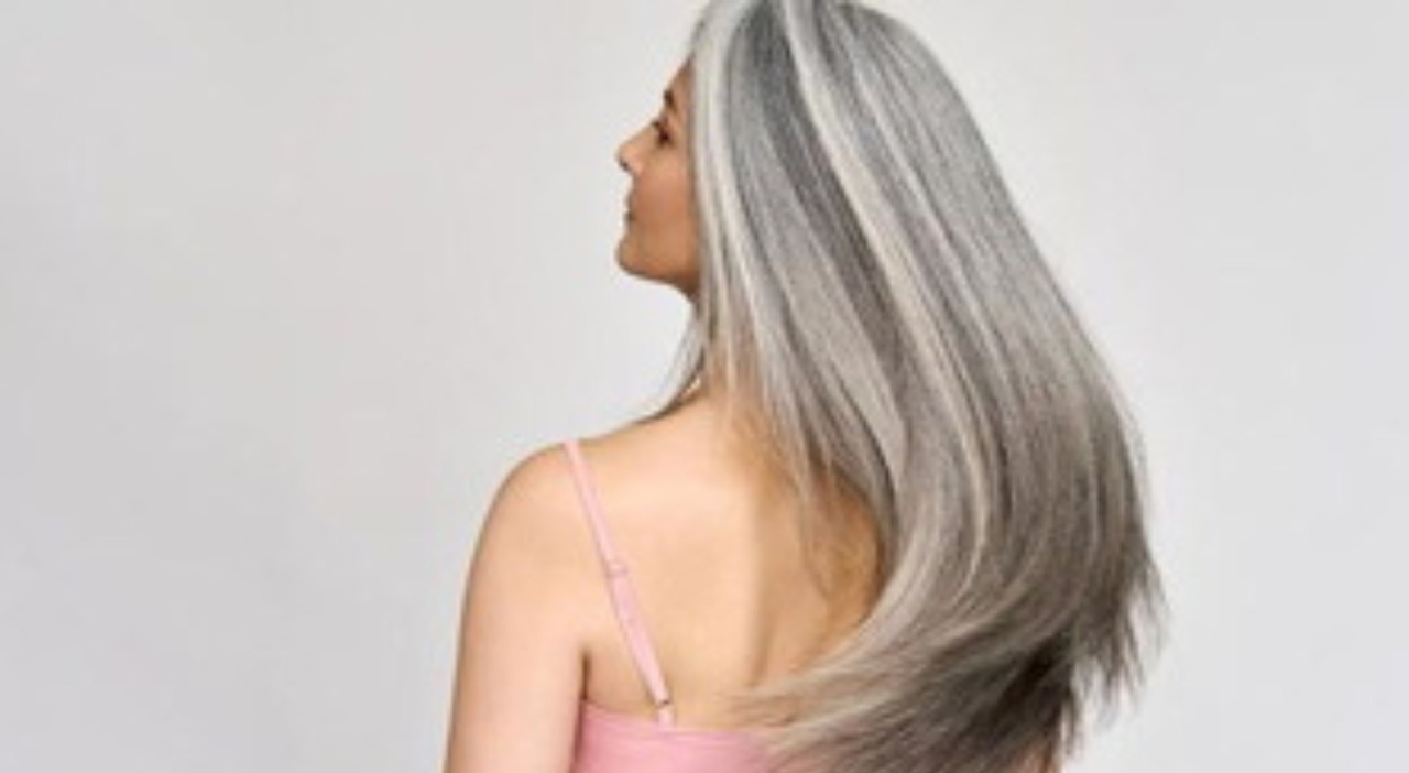 Capelli bianchi e cancro, il sorprendente legame scoperto dai medici grazie allo studio sulle cellule staminali