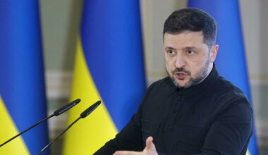 Zelensky: «Chiediamo la pace per l'Ucraina». Poi augura la morte a Putin: «Un sogno condiviso»