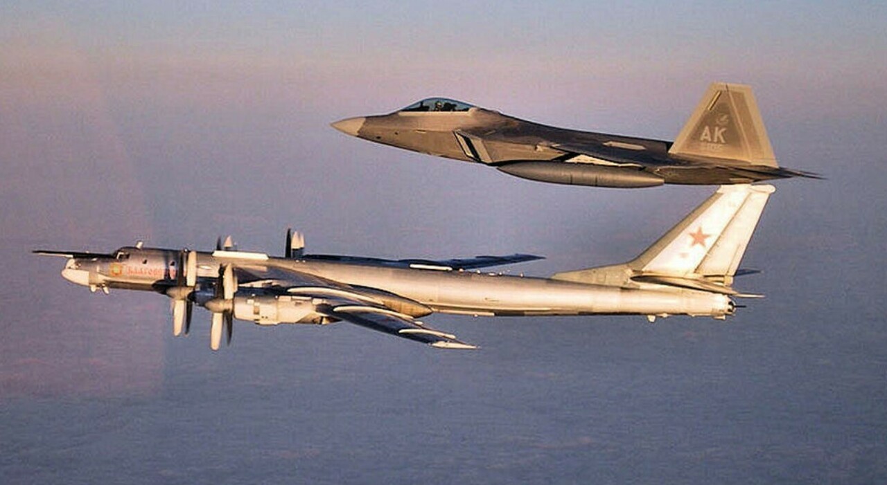 Scramble sul Mar Baltico e bombardieri sul Mar di Norvegia, la minaccia russa a Natale (e la risposta Nato)