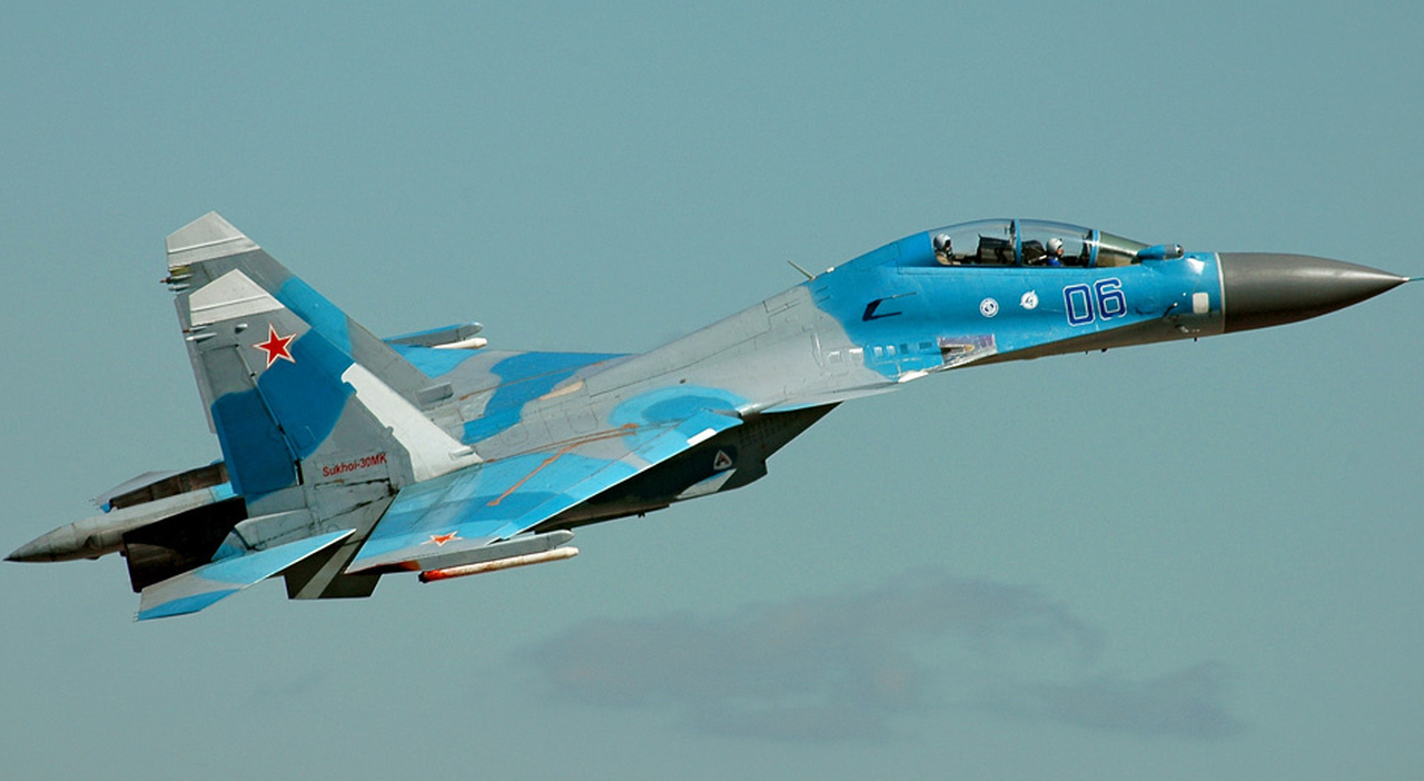 Minsk riceve i supercaccia russi Su-30SM2, avvertimento (pericoloso) di Putin alla Polonia