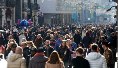 Napoli, dai tuffi fuori stagione ai tour nel centro antico: «Qui Natale da incanto»