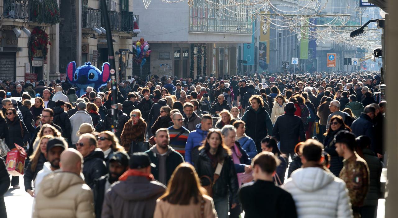 Napoli, dai tuffi fuori stagione ai tour nel centro antico: «Qui Natale da incanto»