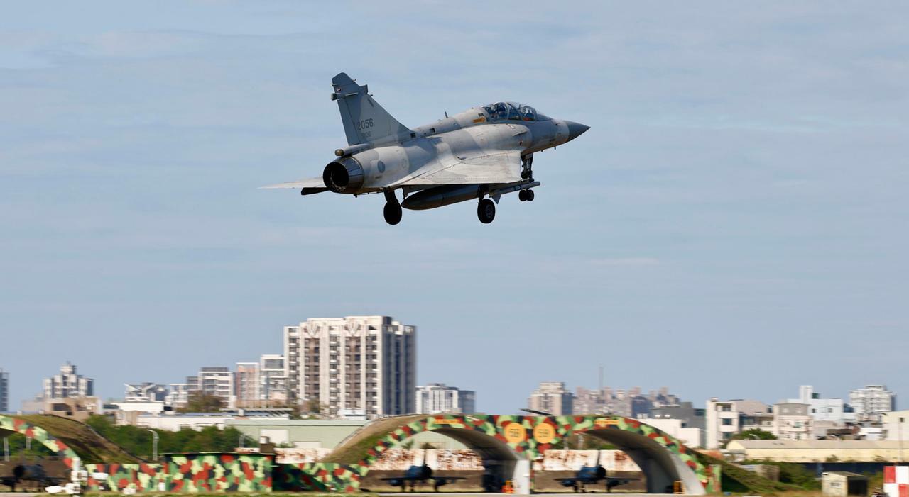 Cina, prove di guerra a Taiwan: maxi manovre militari, l’isola circondata. «Rilevati 89 jet e 28 imbarcazioni» - Il Messaggero