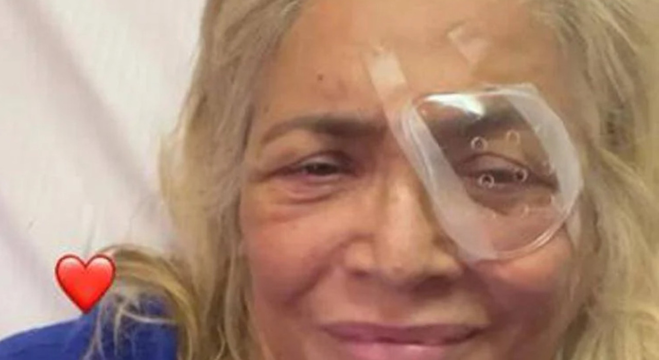 «Finiamo l'anno così». La conduttrice soffre di maculopatia: cos'è