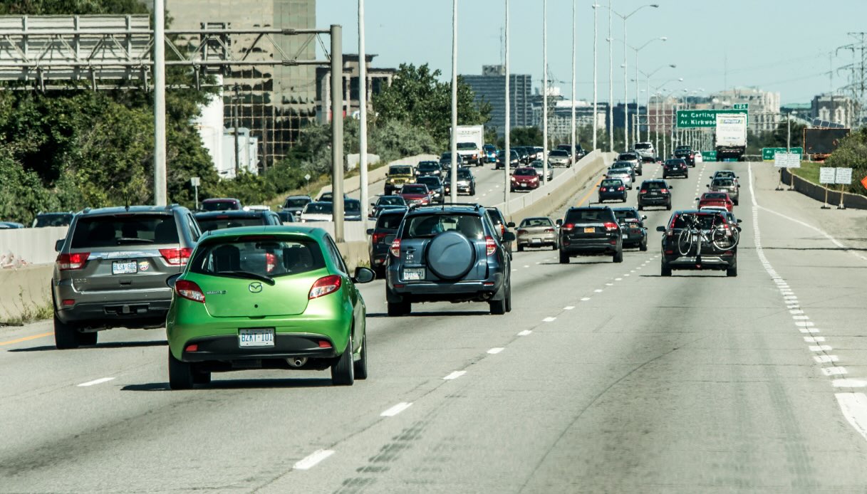 Aereo atterra su un'autostrada e finisce su una vettura, il video è virale