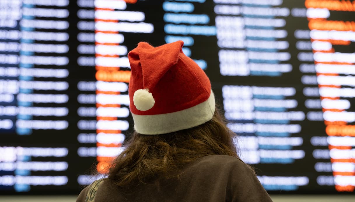 Viaggiare a Natale 2025, gli aeroporti italiani più o meno puntuali