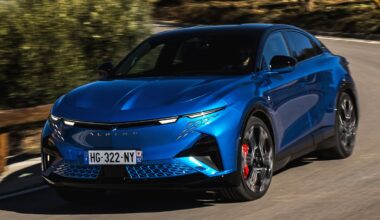 Alpine A390, la fastback elettrica con tre motori: sportività coinvolgente