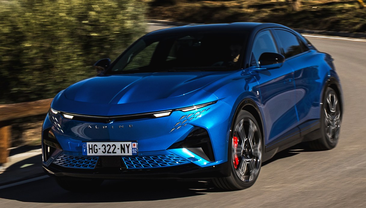Alpine A390, la fastback elettrica con tre motori: sportività coinvolgente