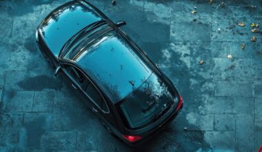 Sbaglia manovra e precipita in piscina con l'auto: tragedia sfiorata