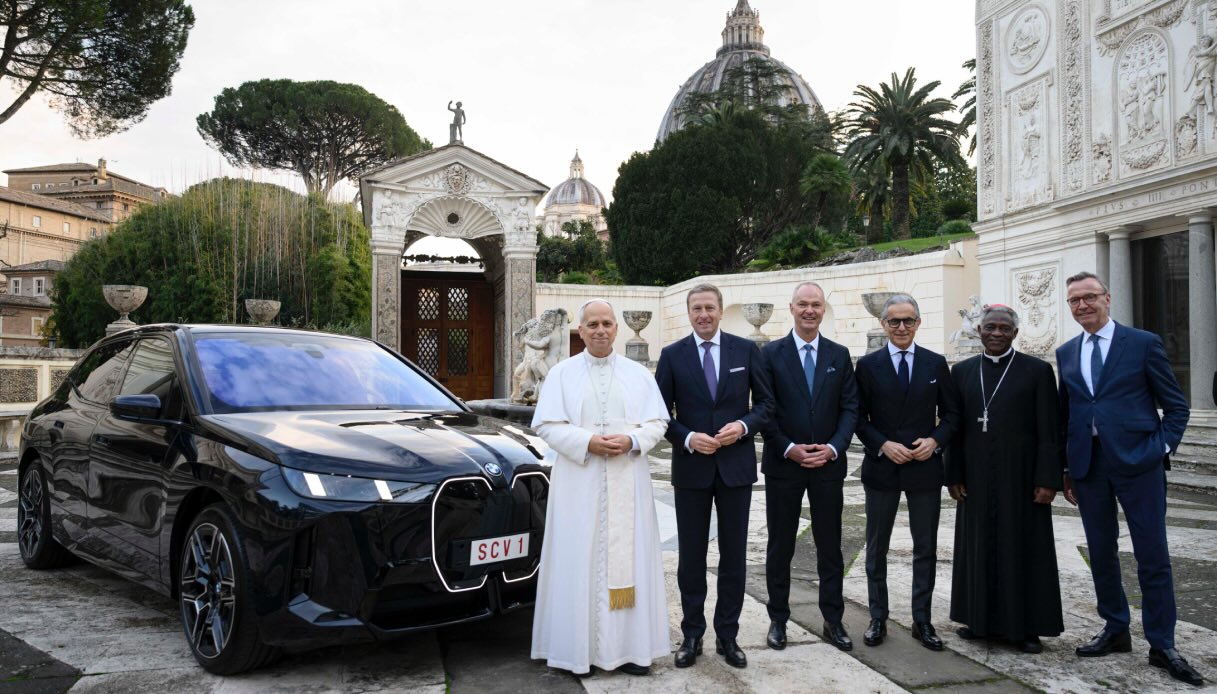 BMW iX60 per Papa Leone XIV, il Vaticano punta sulla mobilità elettrica