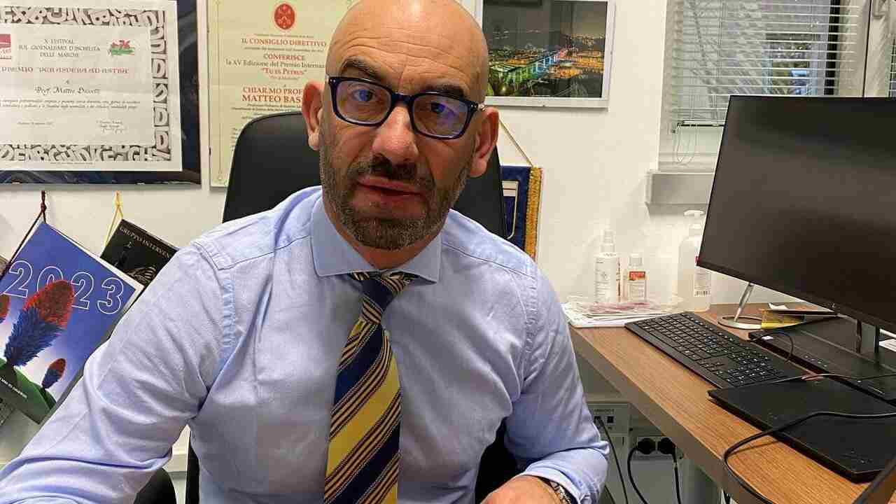 Ogni mattina vi mettete in bocca feci: l’avvertimento di Bassetti che spaventa | Un gesto quotidiano ti rovina