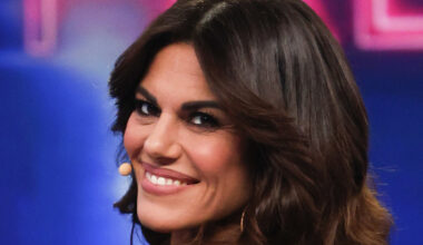 Bianca Guaccero, la pelliccia viola è il capo da copiare e di tendenza