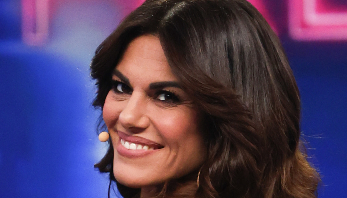 Bianca Guaccero, la pelliccia viola è il capo da copiare e di tendenza