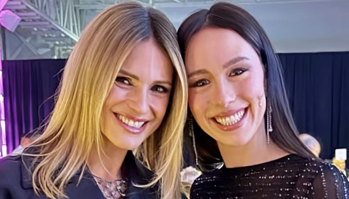 Michelle Hunziker scatenata sulla neve con la figlia Aurora e un amico speciale