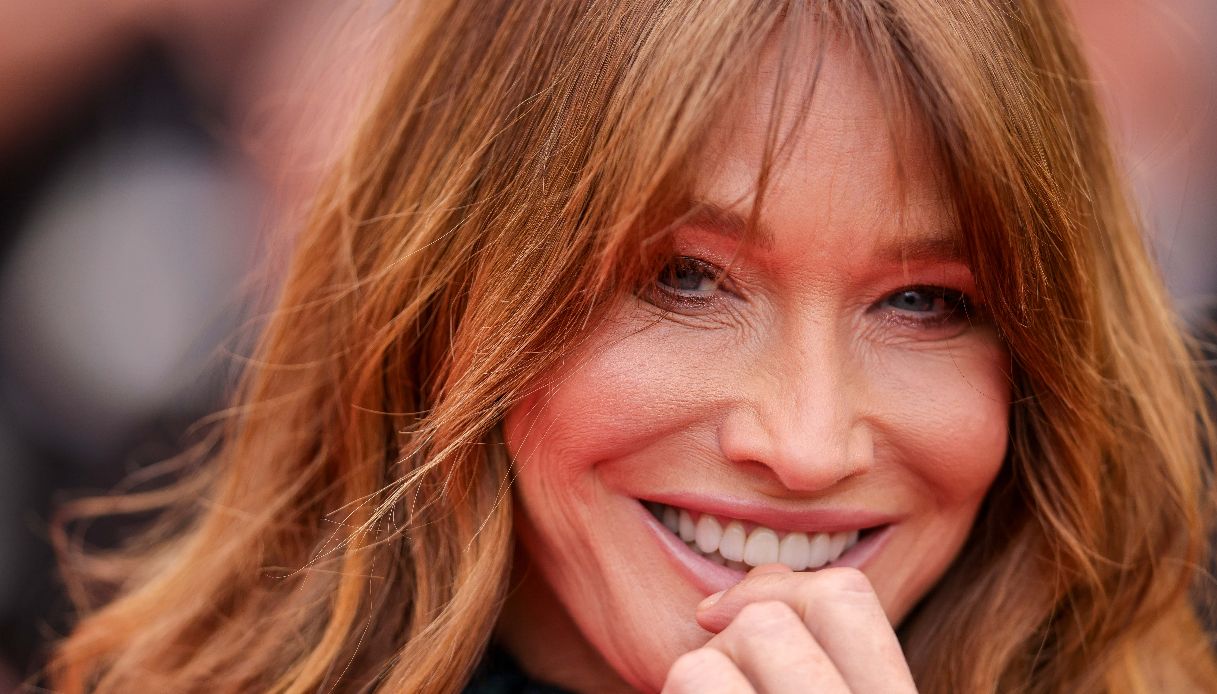 Carla Bruni splendida in passerella: “Compio 58 anni e sono orgogliosa”