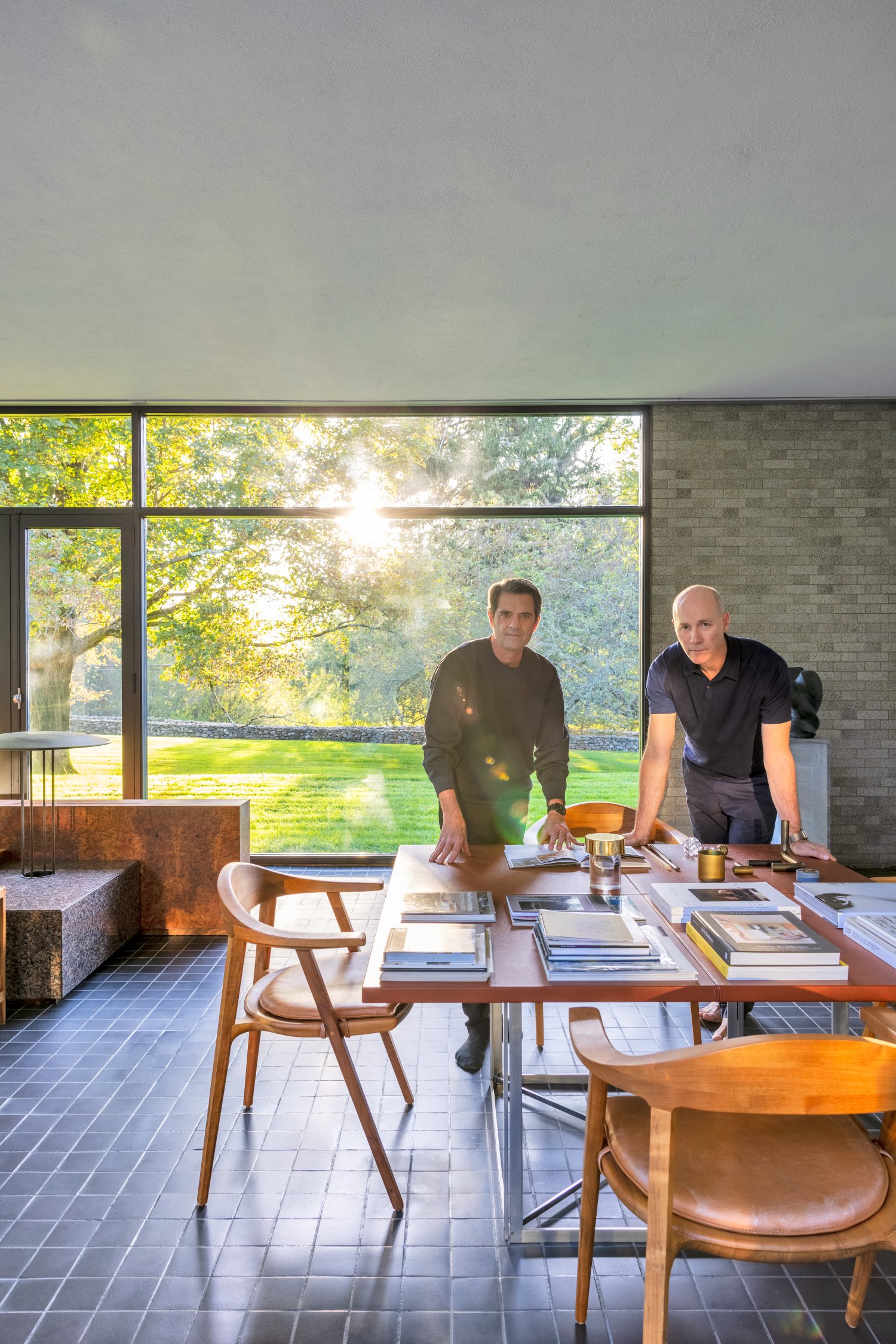 Scott Fellows e Craig Bassam intorno al tavolo di Poul Kjærholm.